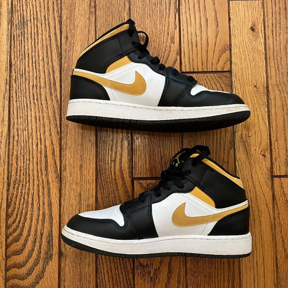 Jordan 1 Mid Classic Nike Youth 6Y 2021 - Picture 2 of 6